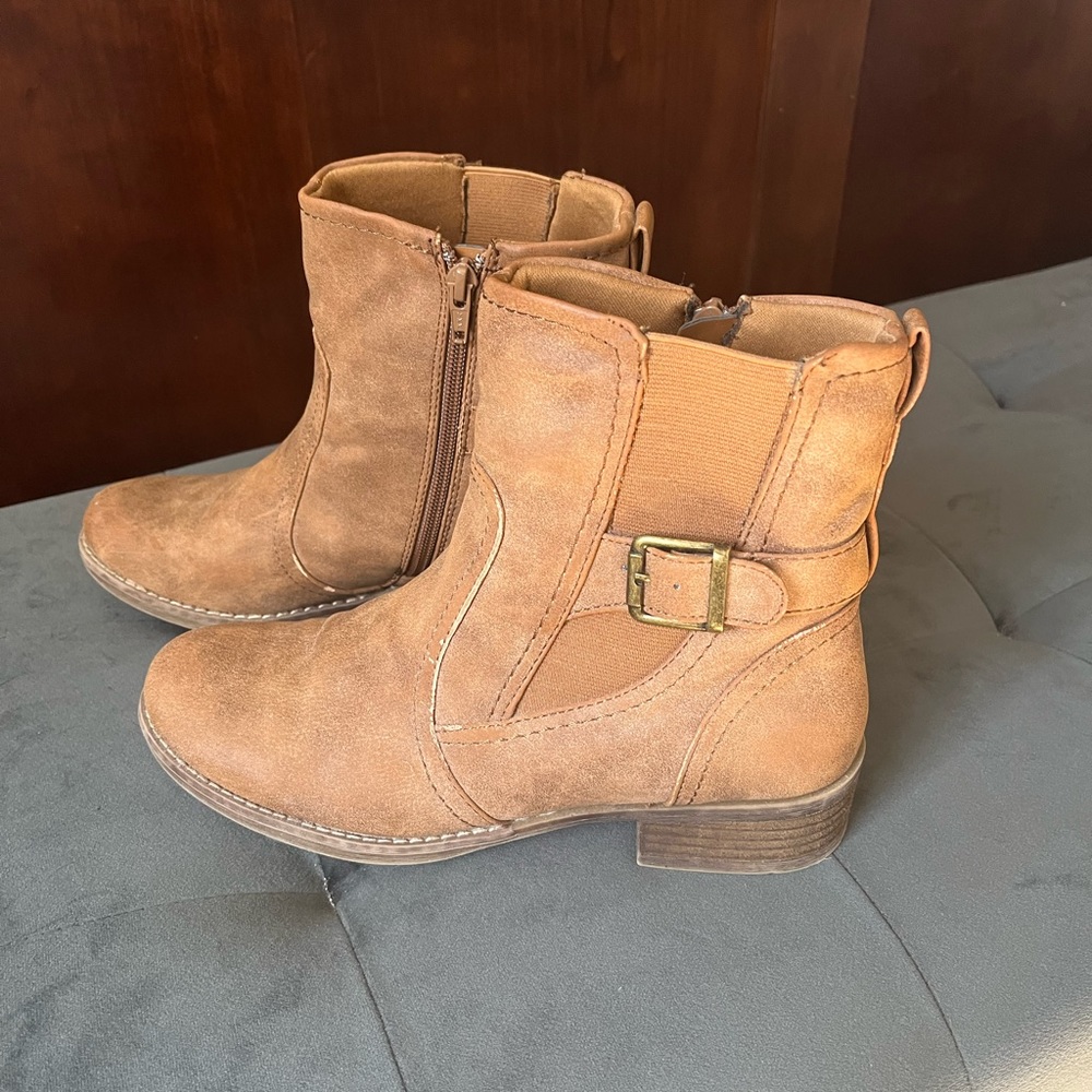 VGUC Bare Traps stylish boots